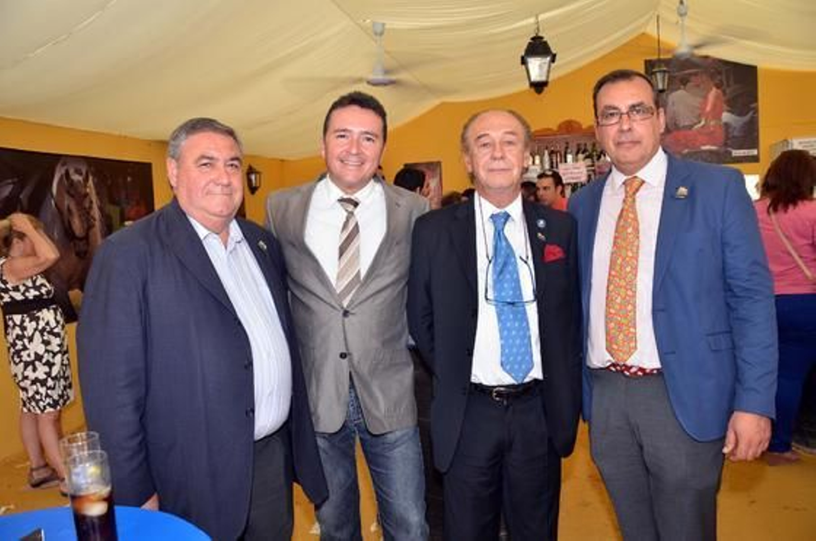 Francisco Reina, ex director de la RealEscuela de Arte Ecuestre, posa junto a Jesús Rubiales, de Venenciadores S.L; Roberto Bruno, presidente de la AAEE Italia; y el actual director de la Real Escuela, Juan Carlos Román.

Foto: Manuel Aranda