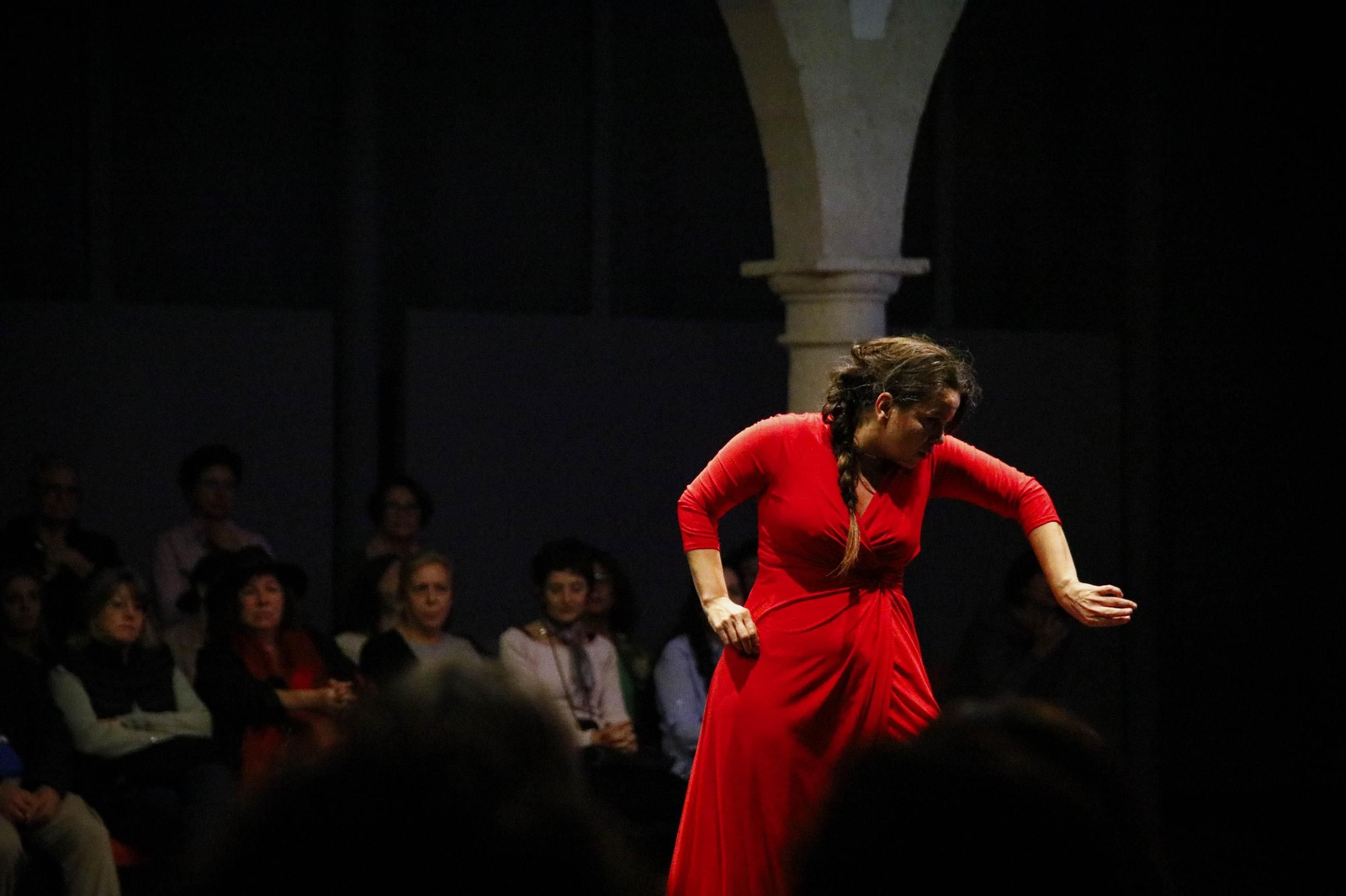 El Centro Andaluz de la Fotografía de Almería presenta el calendario 2025 con la actuación de la bailaora María Moreno, en imágenes