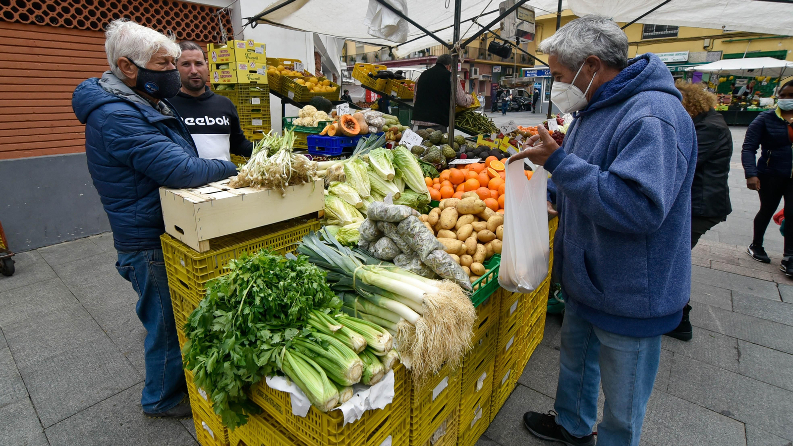Los mercados de abasto de Algeciras y La Línea tras diez dias  de paros en el transporte