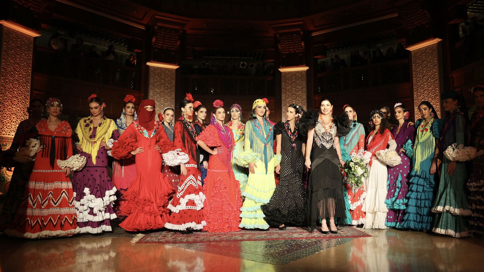 Rocío Peralta posa junto a las modelos después del desfile de presentación de su nueva colección.