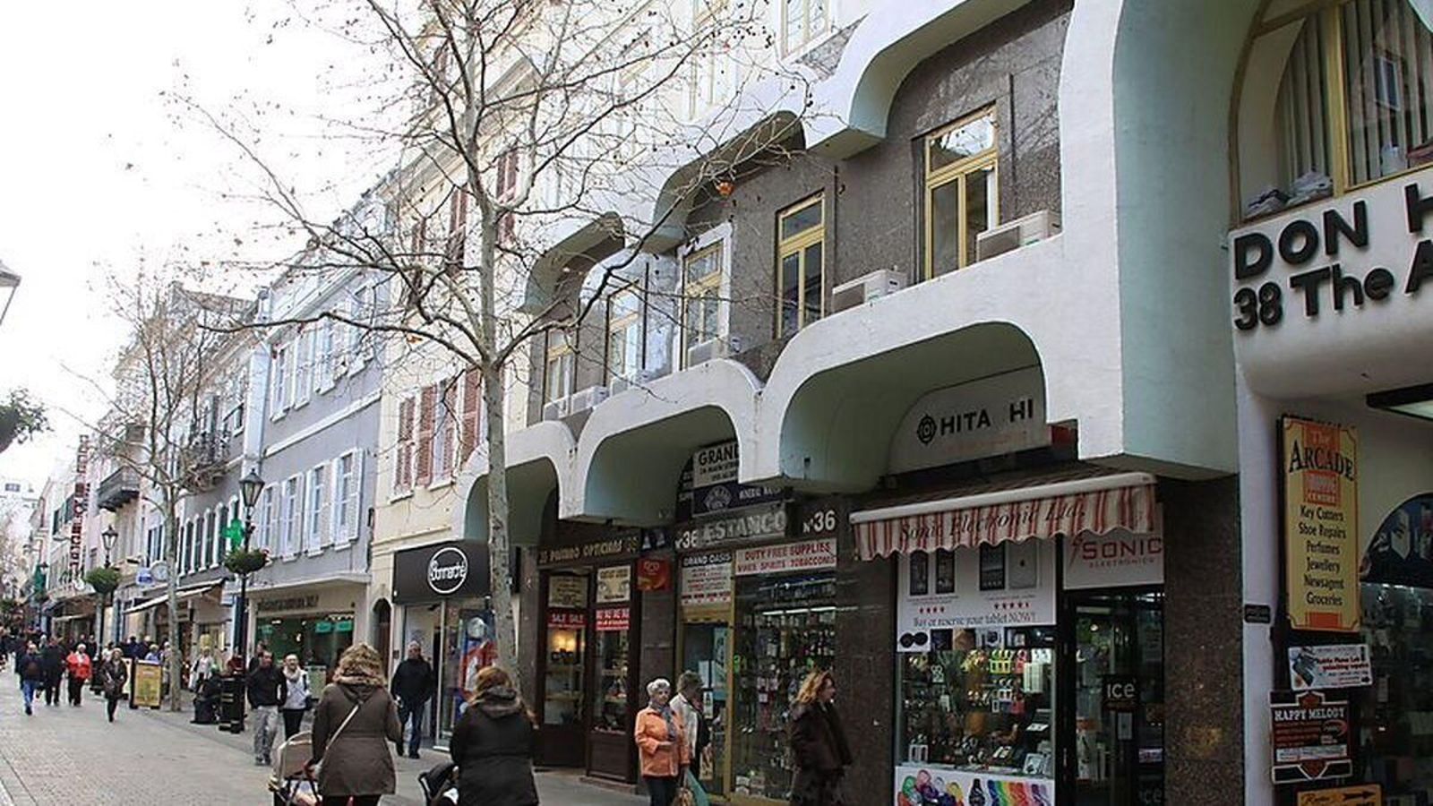 La calle Real de Gibraltar, con ciudadanos paseando.
