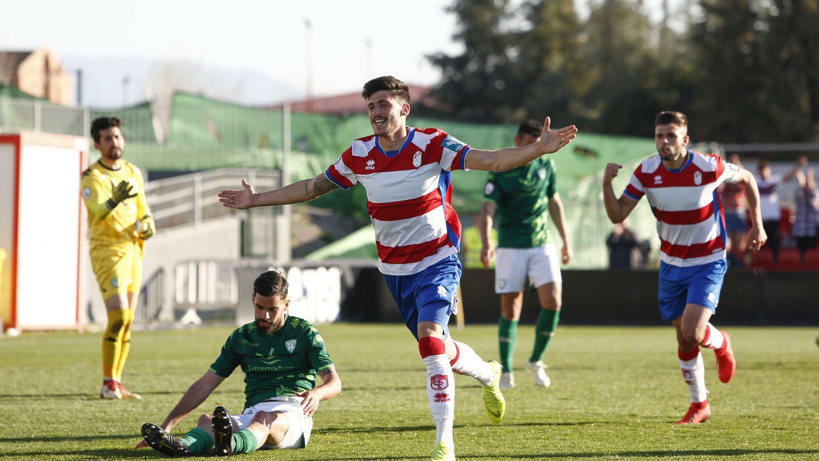 Carlos Neva celebra el segundo tanto rojiblanco.
