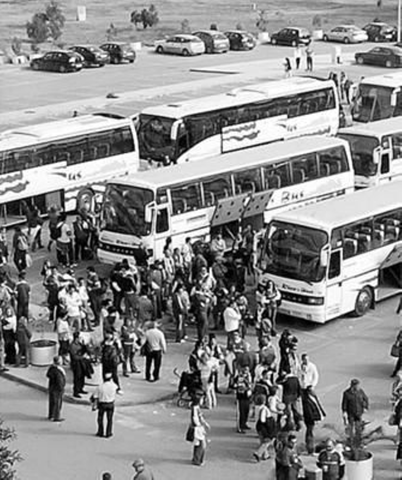 La 'marea azulina' parte con once autobuses