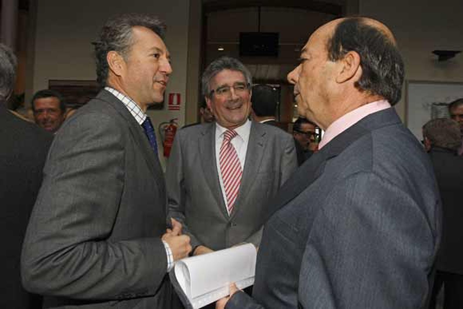 El presidente del Grupo Joly, José Joly, conversa con el consejero Luis Pizarro y con el presidente de la Autoridad Portuaria, RafaelBarra.

Foto: Julio Gonzalez/Joaquin Pino/Lourdes de Vicente