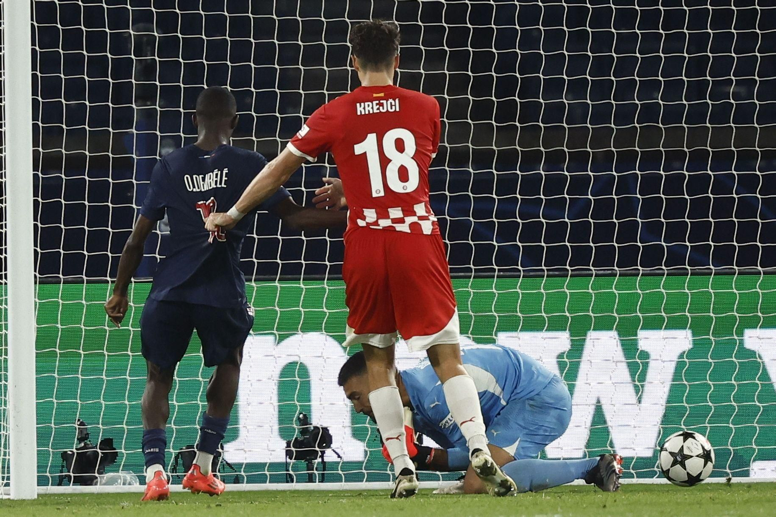 El balón se le escurre a Gazzaniga en el gol del PSG. El balón se le escurre a Gazzaniga en el gol del PSG.