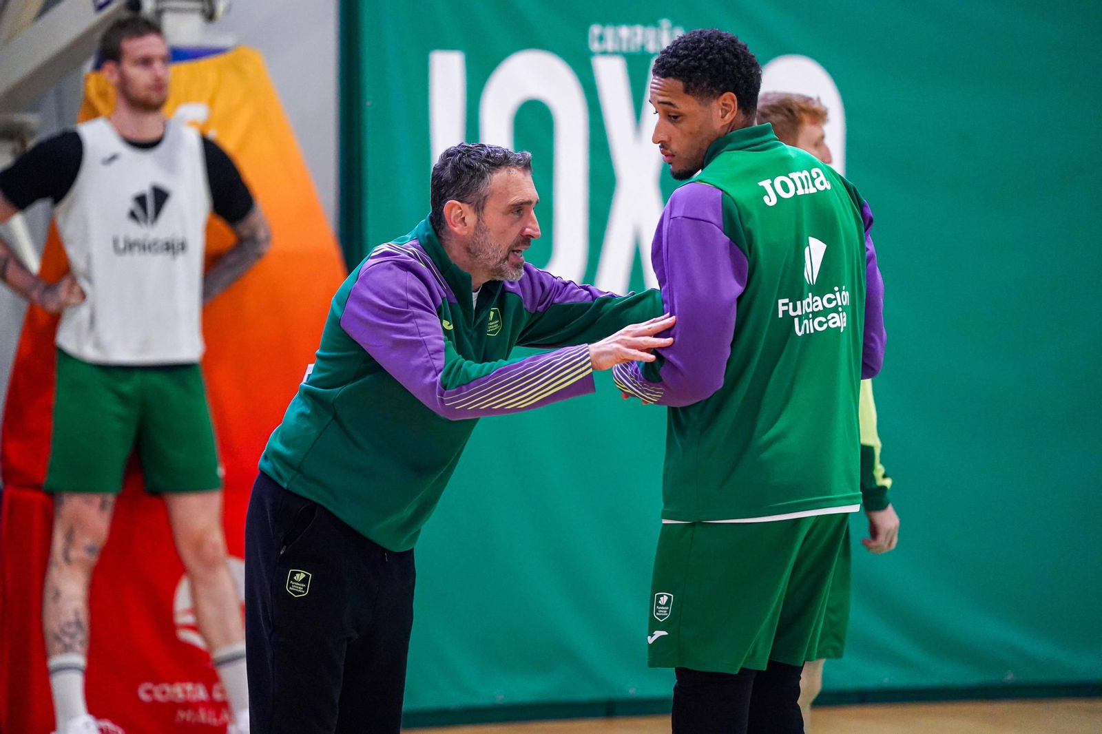 Ibon Navarro da indicaciones en un entrenamiento