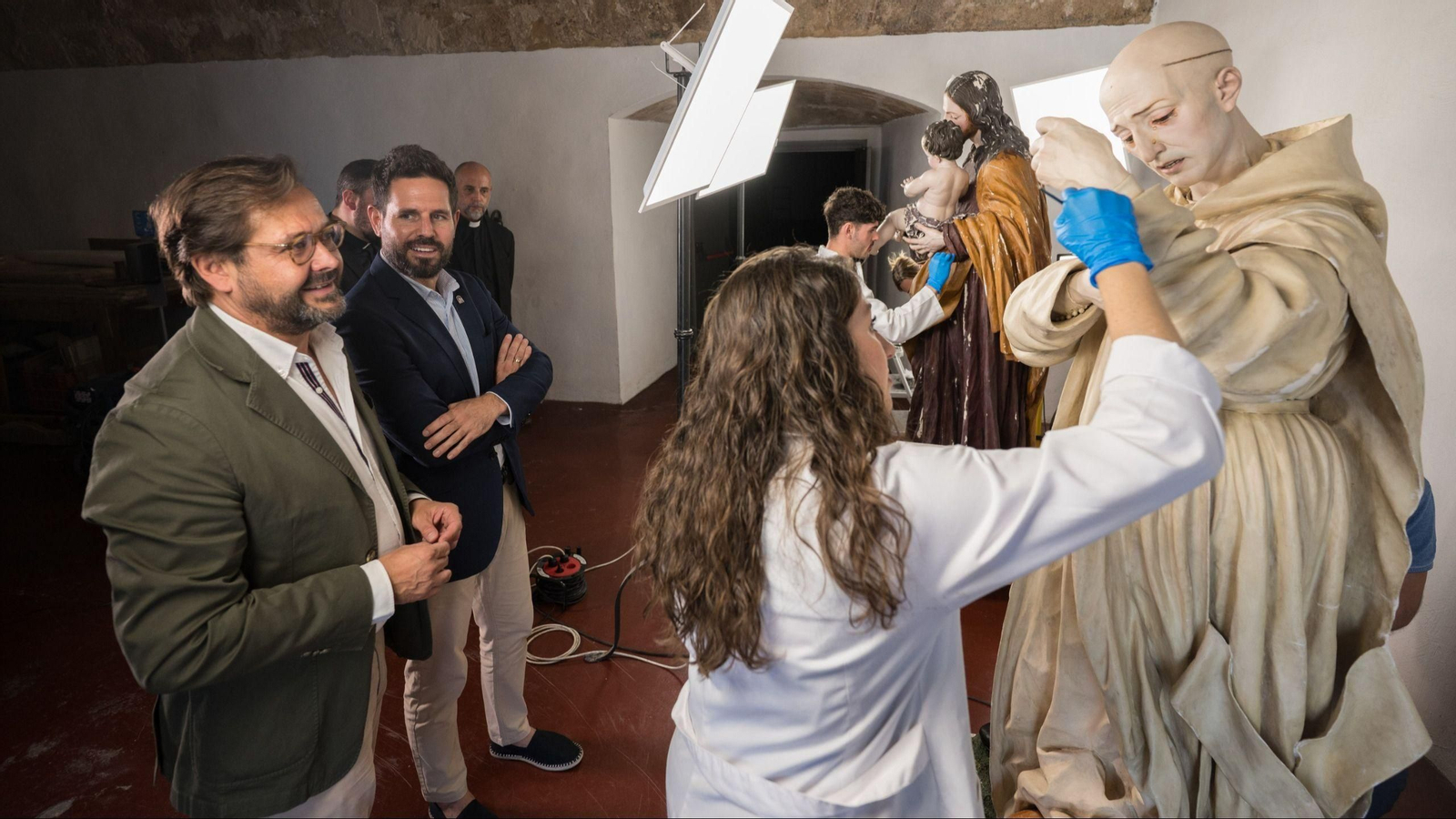 Los delegados Antonio Granados y David Rodríguez visitan los trabajos de restauración de varias de las obras de José de Mora