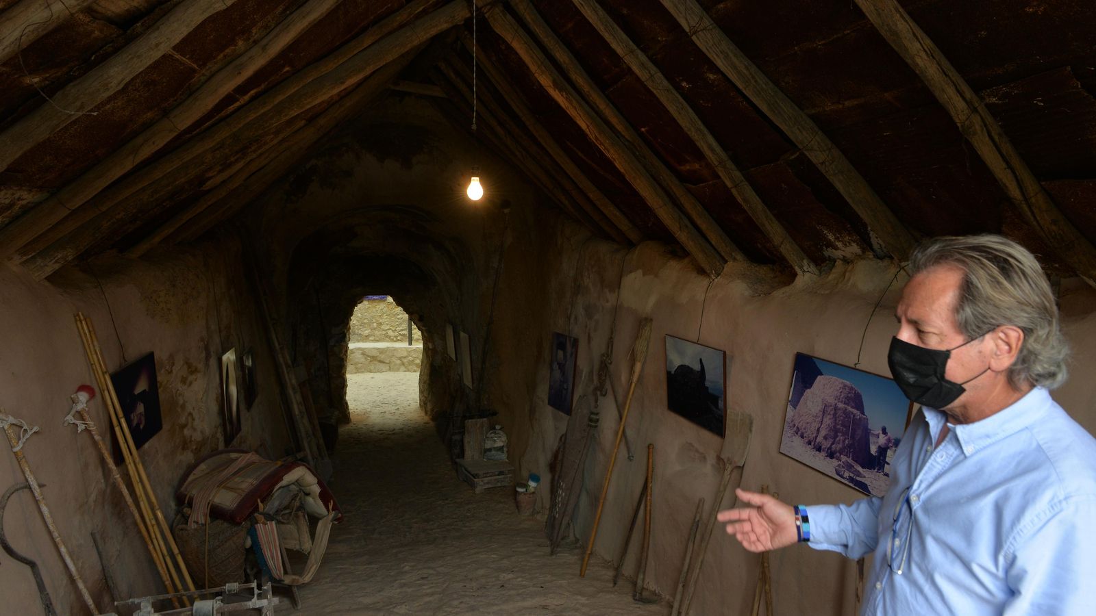 Manuel Gil, del Museo de la Cal, en el pecho de uno de los hornos musealizados.