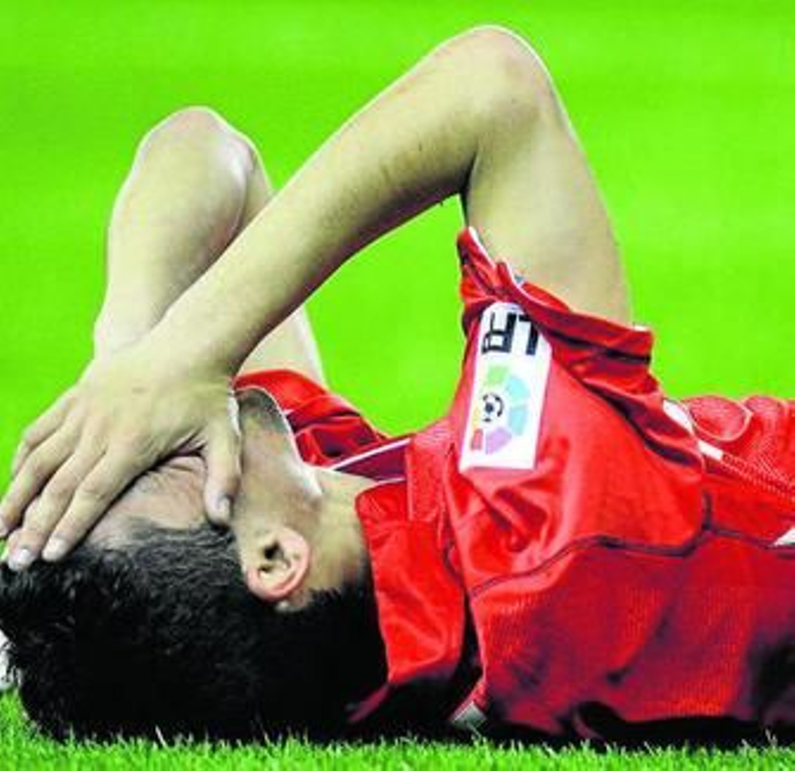 Jesús Navas, lamentándose tras caer lesionado en Cornellá.