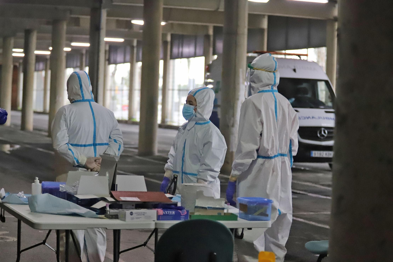 Punto auto-covid en los aparcamientos del estadio Nuevo Colombino.