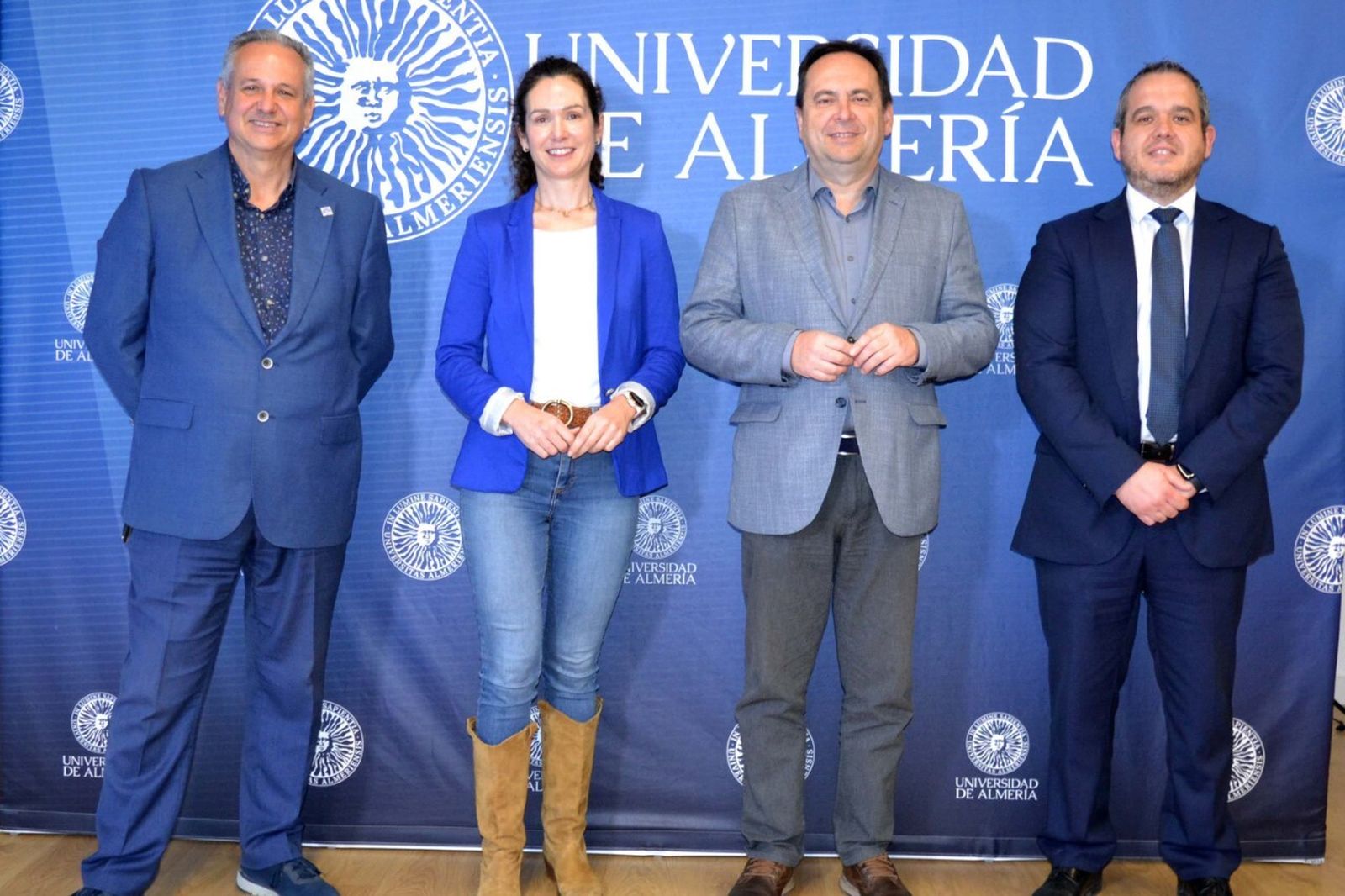 El vicerrector de Postgrado, Empleabilidad y Relaciones con Empresas e Instituciones de la UAL, Juan García;  la presidenta del Consejo Social de la Universidad de Almería, Mariola Hidalgo y  José Antonio Picón García, director de zona Almería de Cajamar.