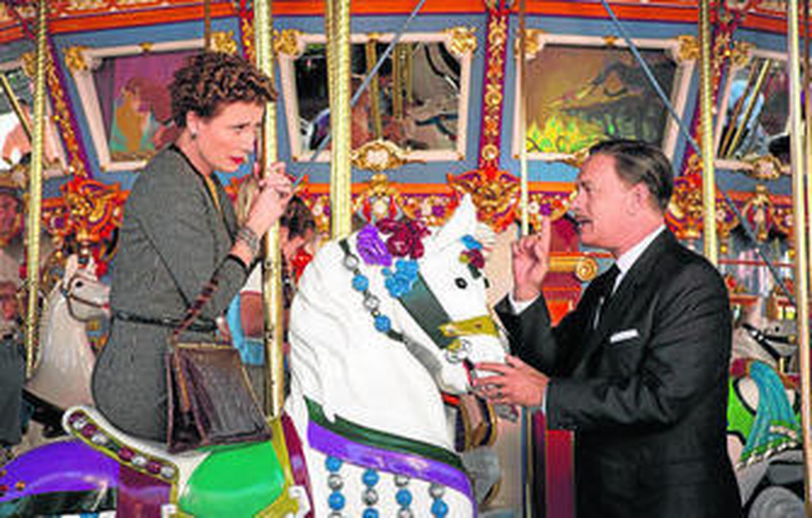 Emma Thompson y Tom Hanks interpretan, de forma muy convincente, a la escritora P. L. Travers y a Walt Disney.
