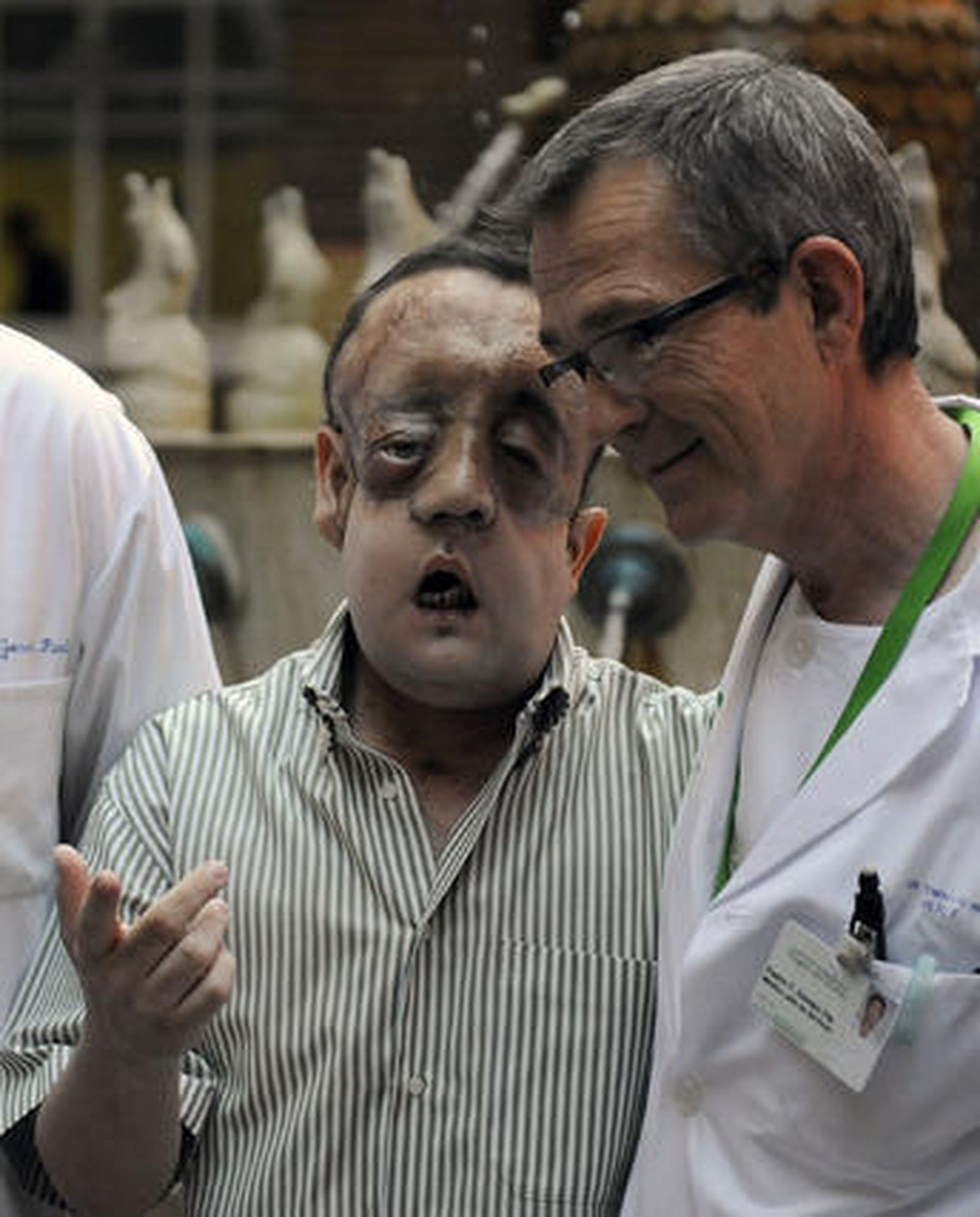 Rafael, con el doctor Gómez Cía, jefe del equipo del trasplante.

Foto: Juan Carlos Vázquez