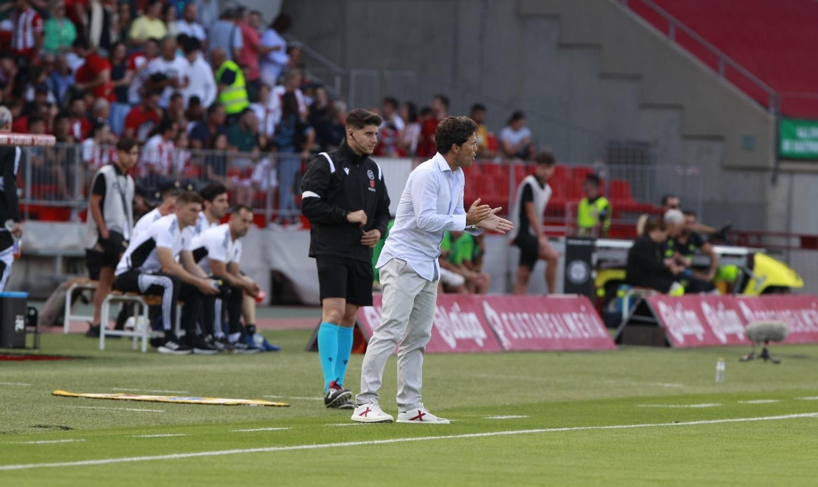 El técnico catalán anima a los suyos