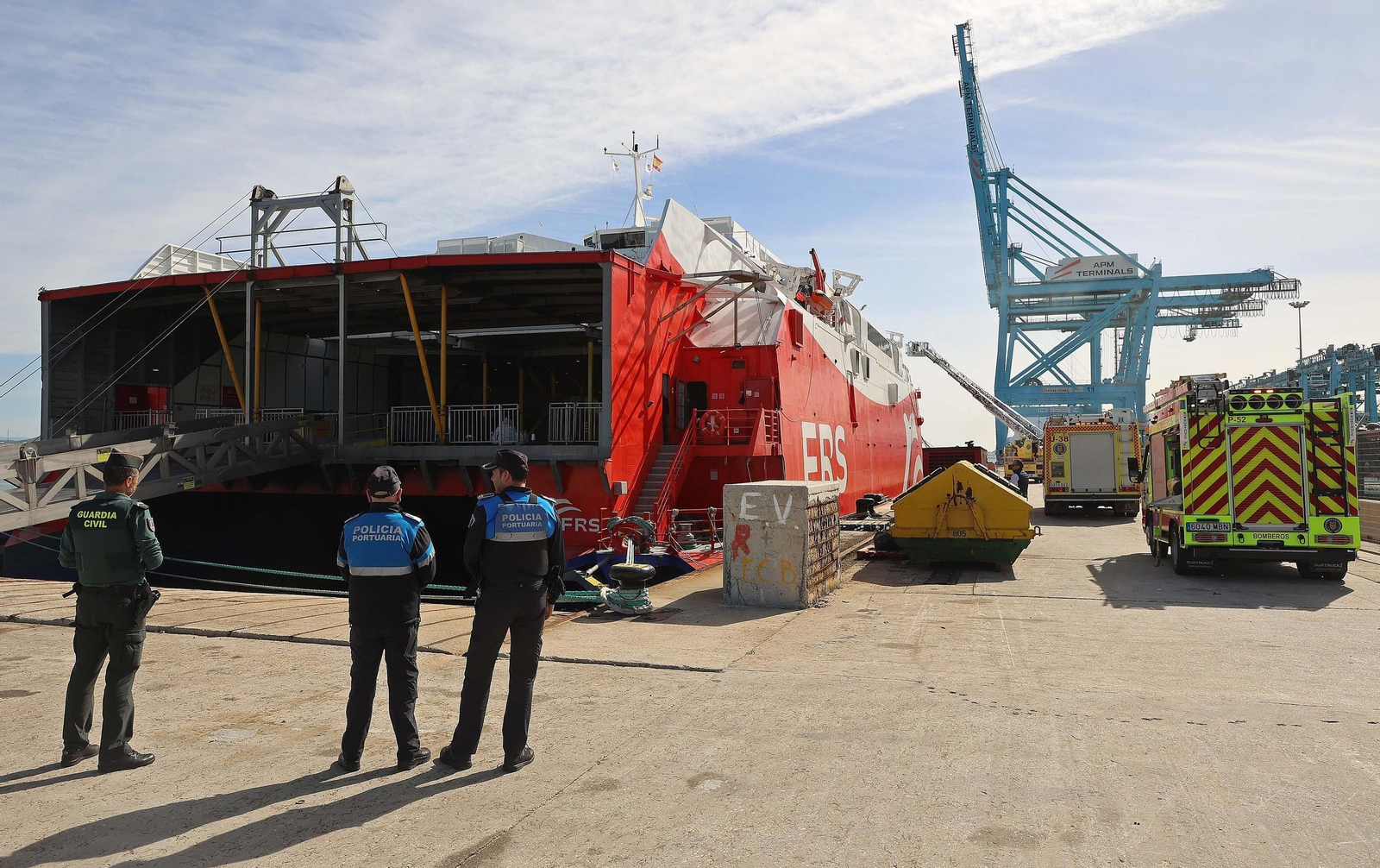 La Policía Portuaria, junto a un agente de la Guardia Civil en un simulacro de incendios.