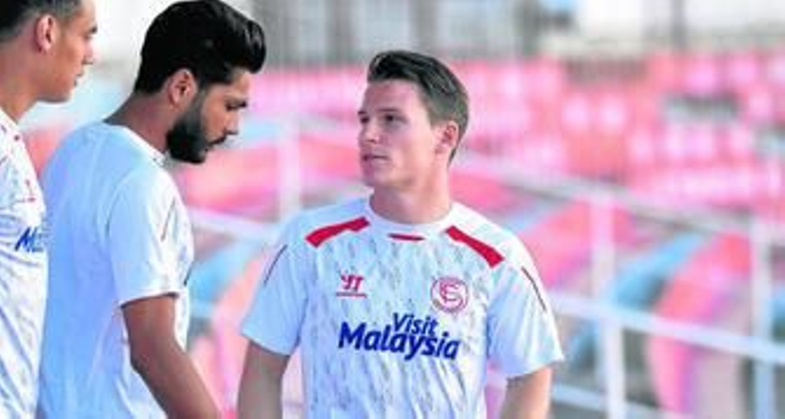Gameiro se vuelve para charlar con Kolodziejczak y Tremoulinas antes de saltar al césped del estadio en el entrenamiento de ayer.
