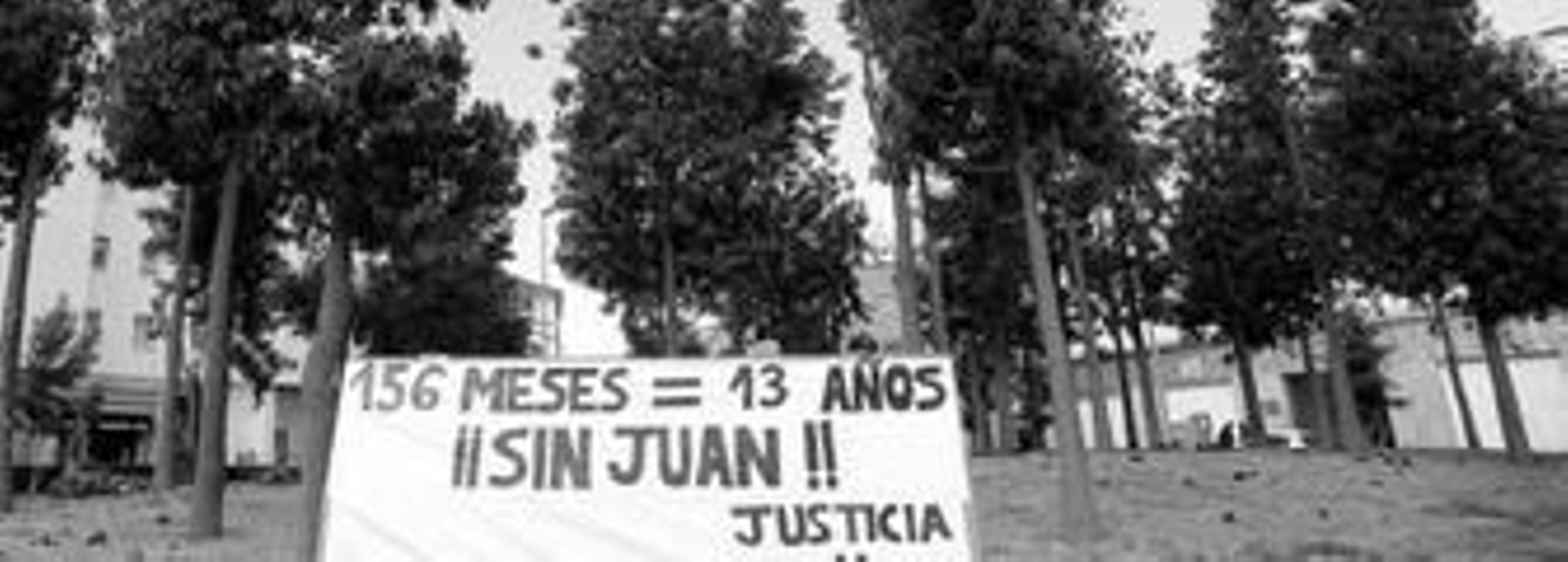 Pancarta en la glorieta que lleva el nombre de Juan Holgado, pero cuyo nombre el Ayuntamiento aún no ha puesto.