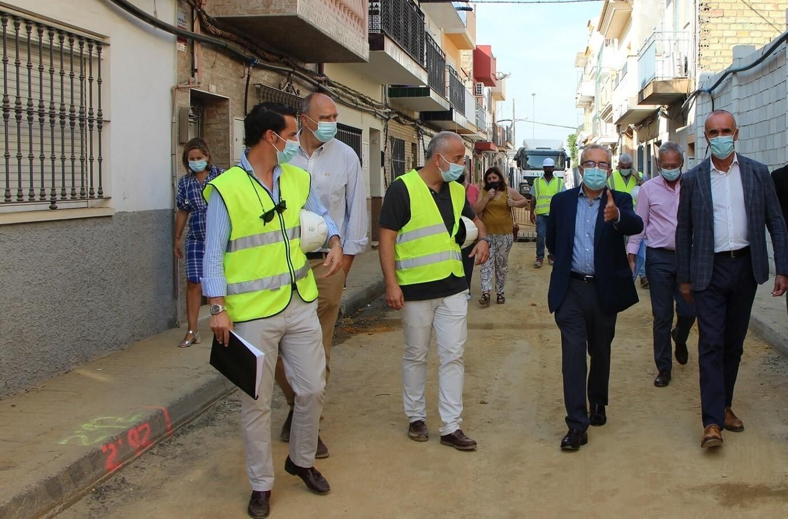 En la imagen de archivo,  el alcalde de Sevilla, Antonio Muñoz, y el delegado de Hábitat Urbano y Cohesión Social, Juan Manuel Flores, durante una visita a unas obras en la cercana barriada de Palmete.
