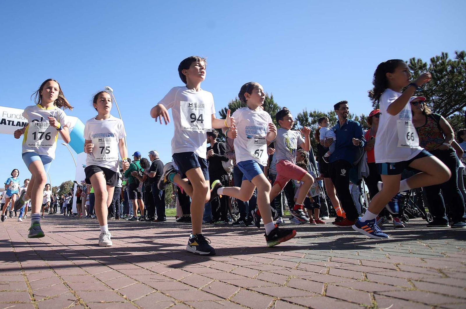 Imágenes de la carrera infantil previa a la "10K Puerta del Descubrimiento"