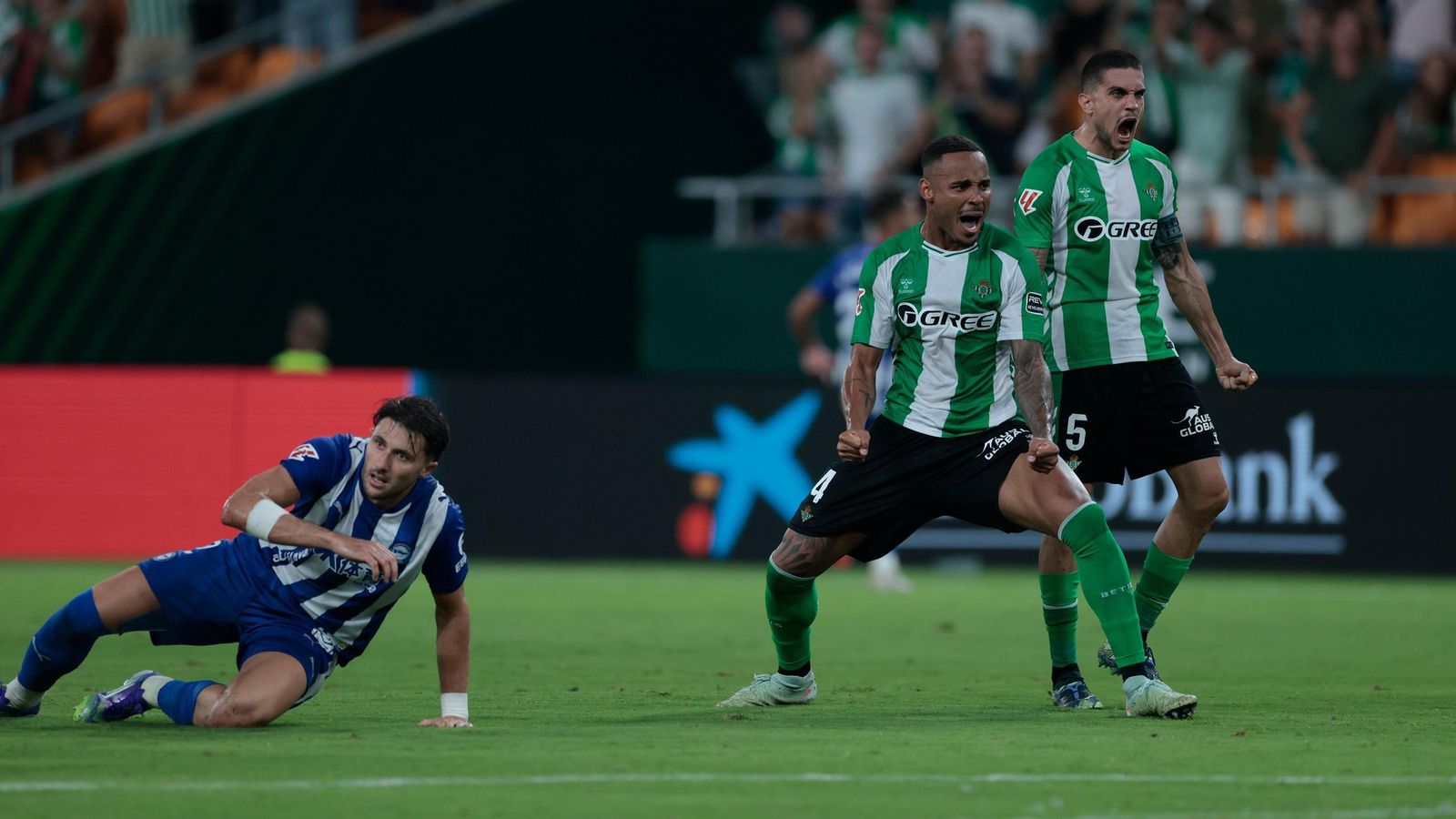 Natan y Marc Bartra celebrando la victoria del Betis ante el Alavés.
