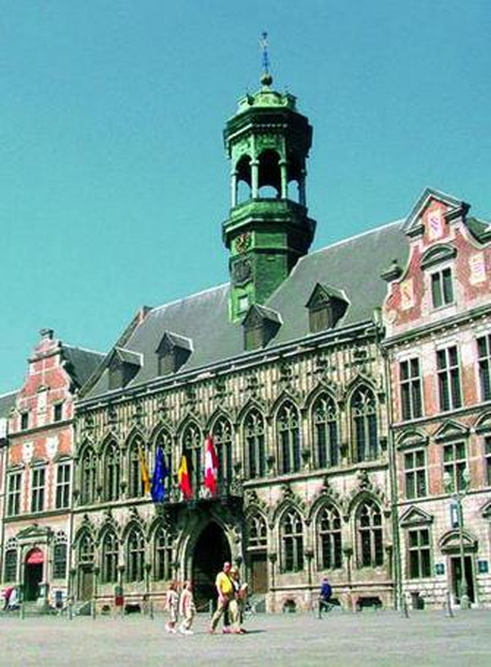 Fachada del Ayuntamiento de Mons (Bélgica).