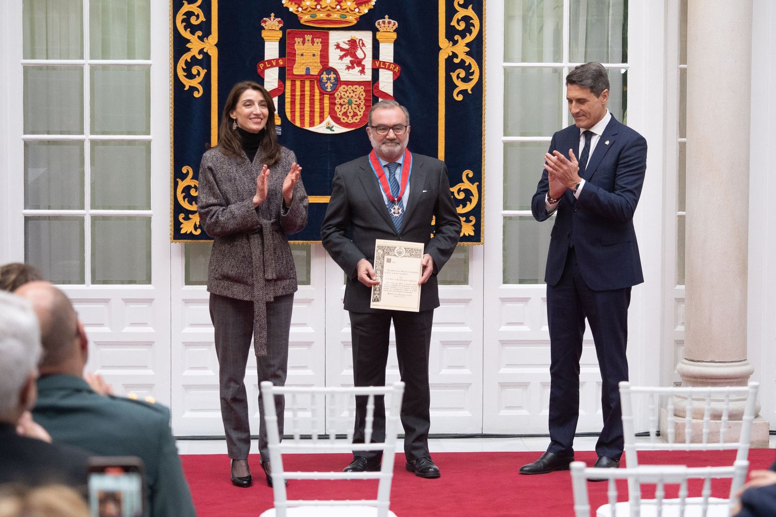 Óscar Cisneros, entre la ministra Pilar Llop y el delegado del Gobierno en Andalucía, Pedro Fernández.