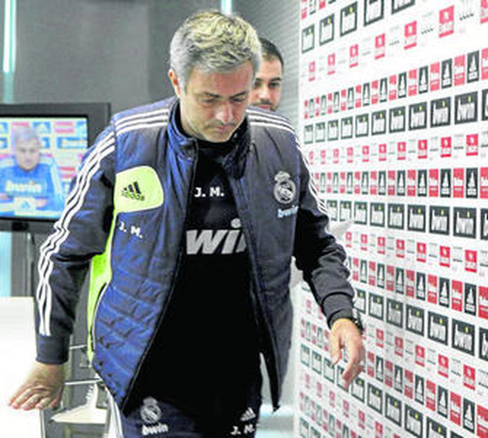 José Mourinho abandona la sala de prensa tras su comparecencia de ayer.