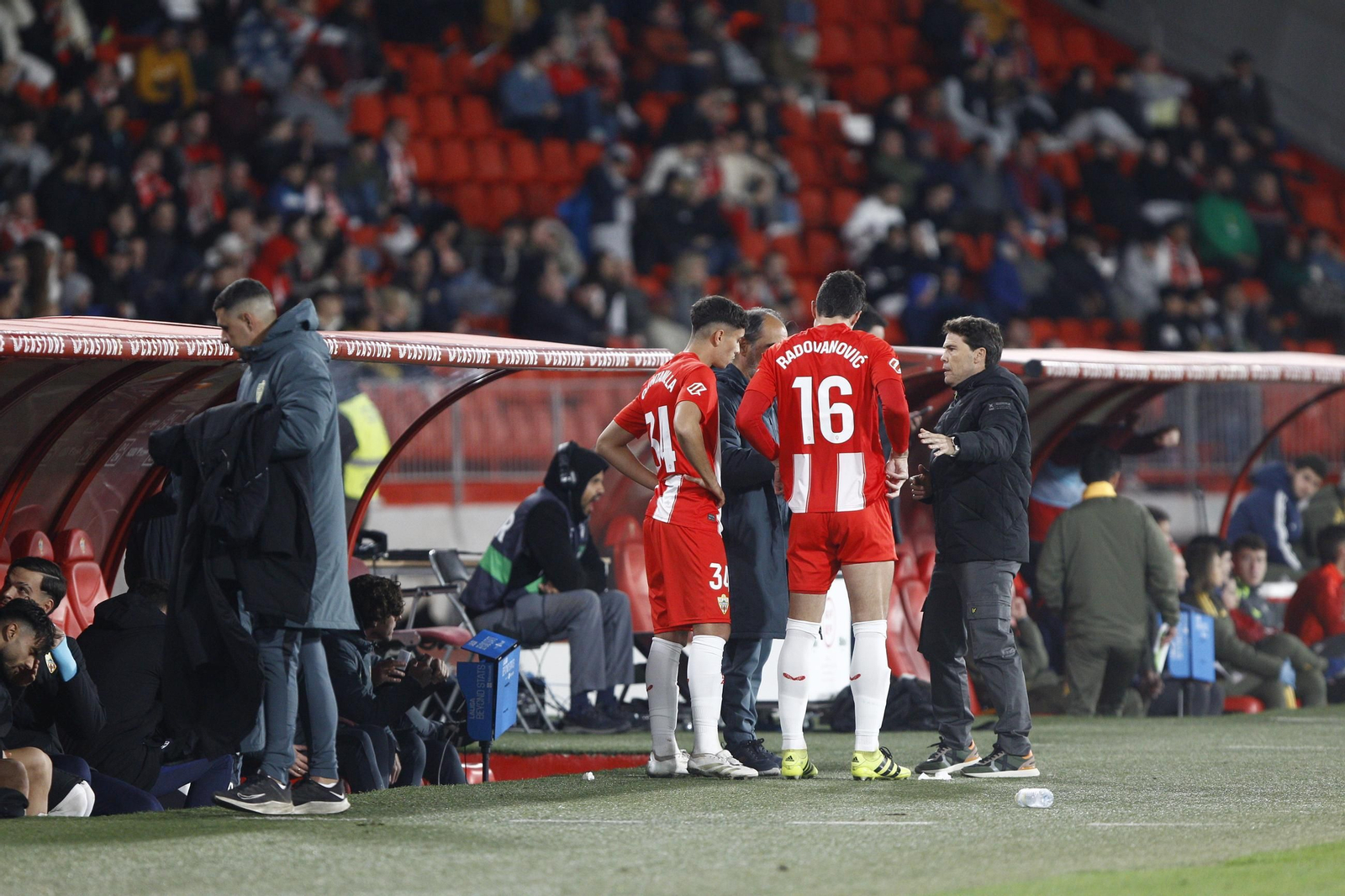 La U.D. Almería se impone por 1-0 al C.D. Mirandés y alcanza la segunda plaza, en imágenes