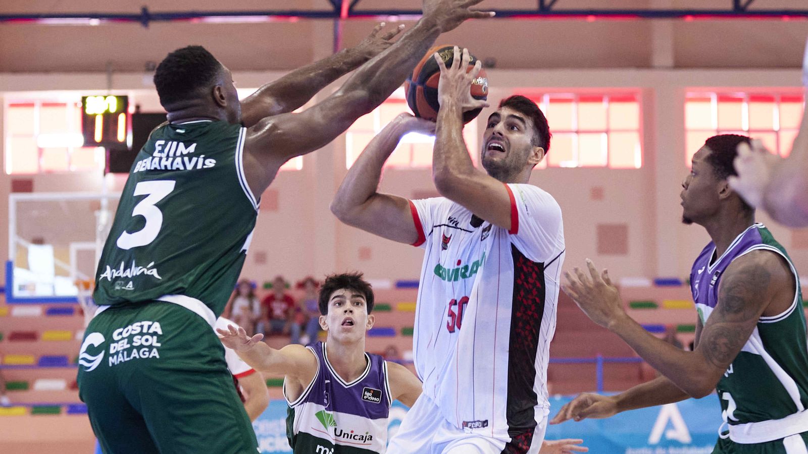 Intento de canasta granadino en la zona durante el choque