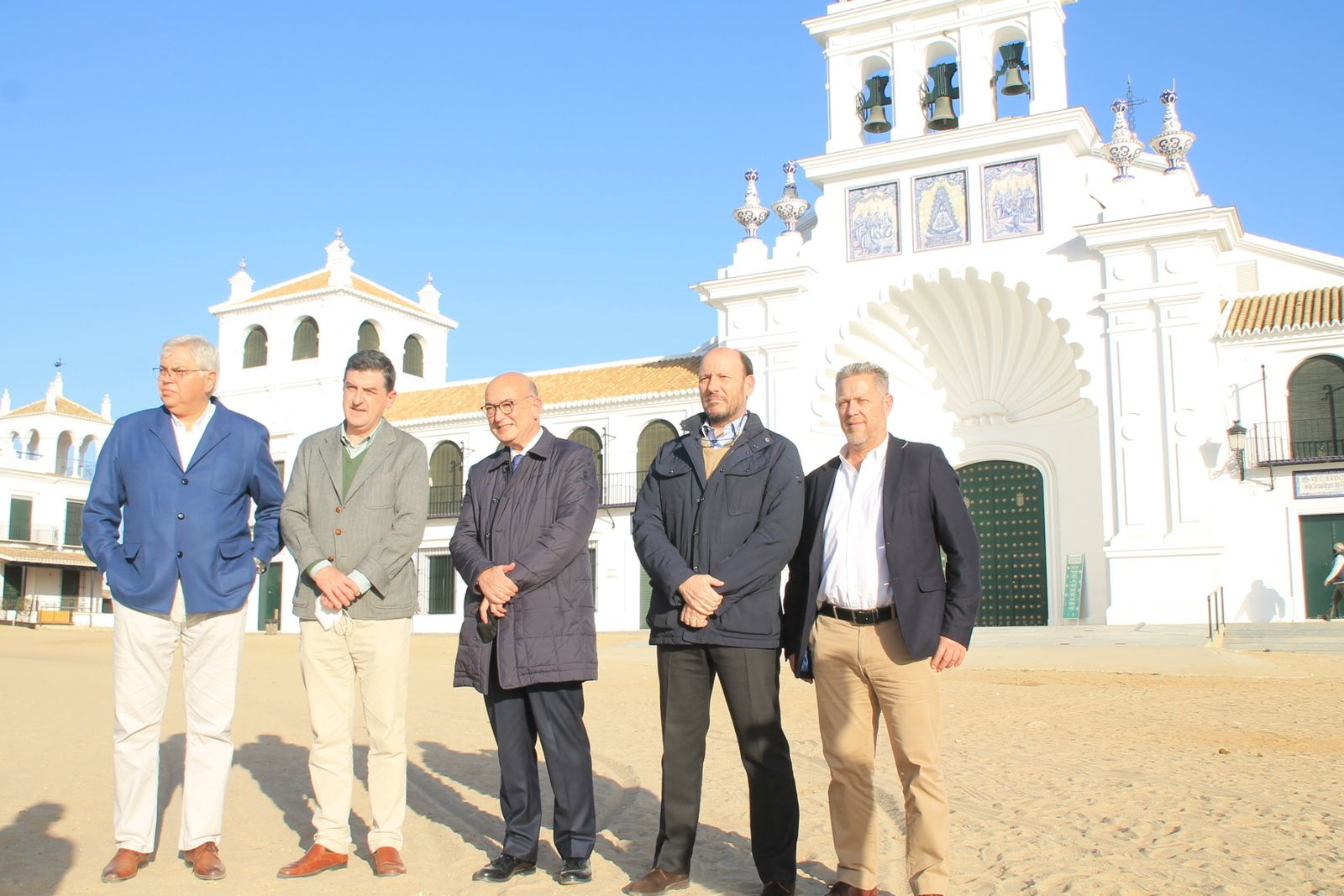 Los promotores ante el santuario de la Virgen del Rocío.