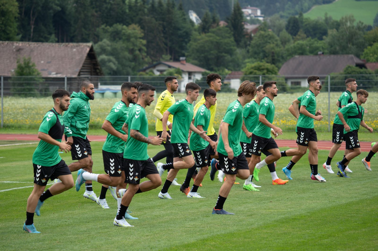 Los jugadores del Betis se entrenan en Austria.