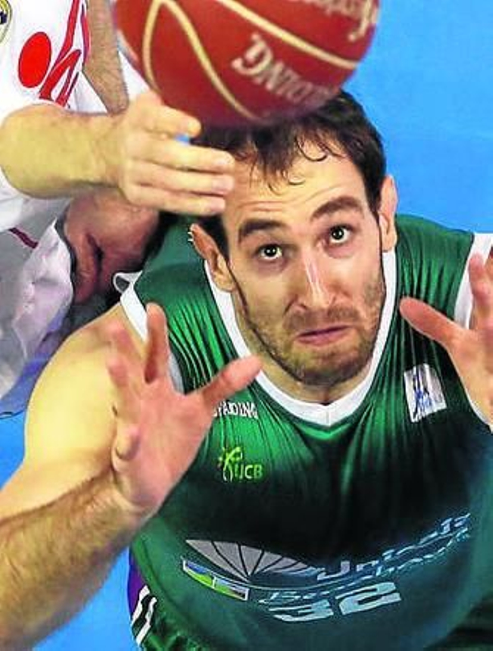 Golubovic lanza en un entrenamiento.