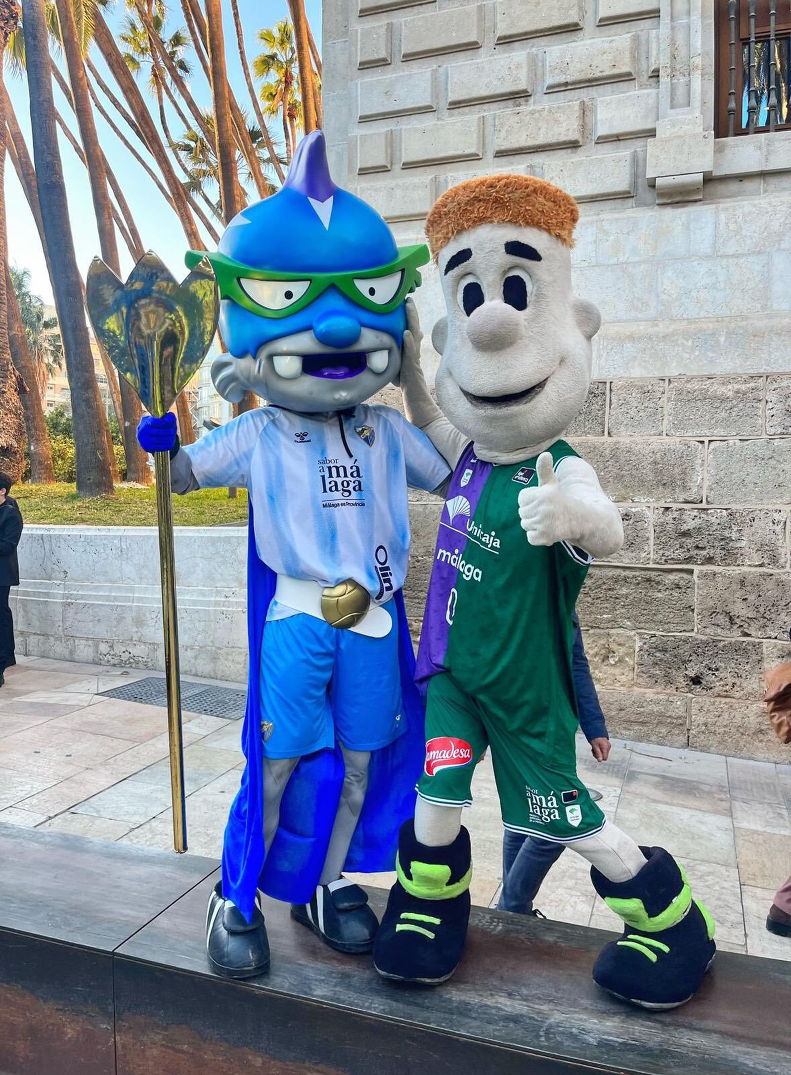 Málaga CF y Unicaja traen ilusión deportiva en la Cabalgata de Reyes
