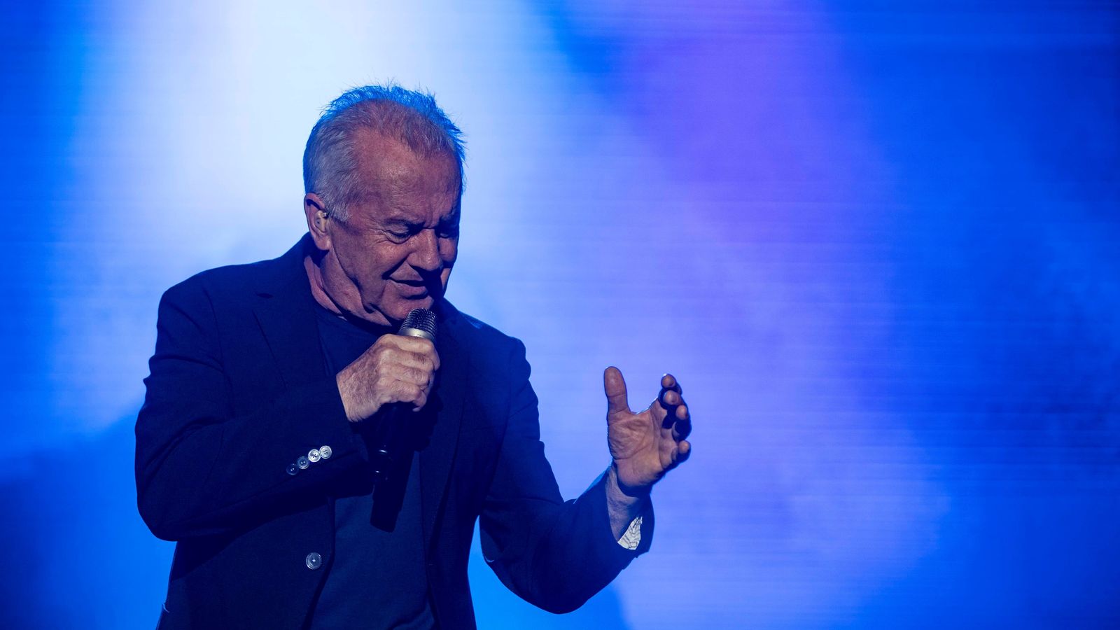 El artista asturiano interpreta uno de sus temas ante Chiclana.