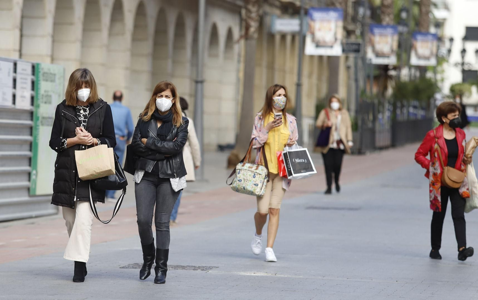 Ambiente en el centro de la capital onubense.