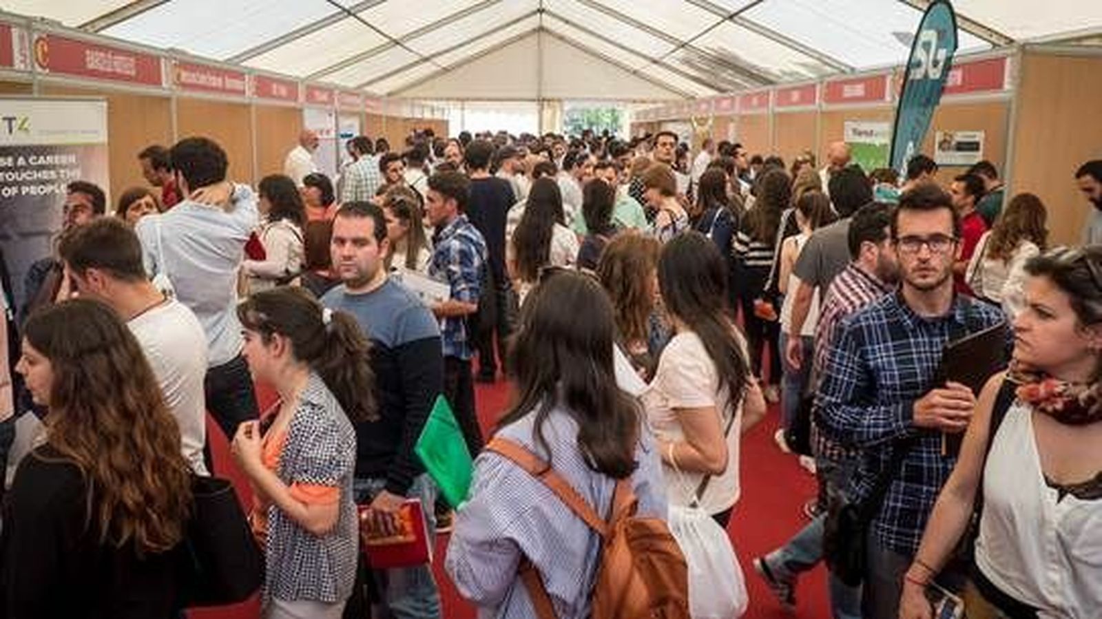 Cuarenta empresas buscan talentos en la UGRpara contratar