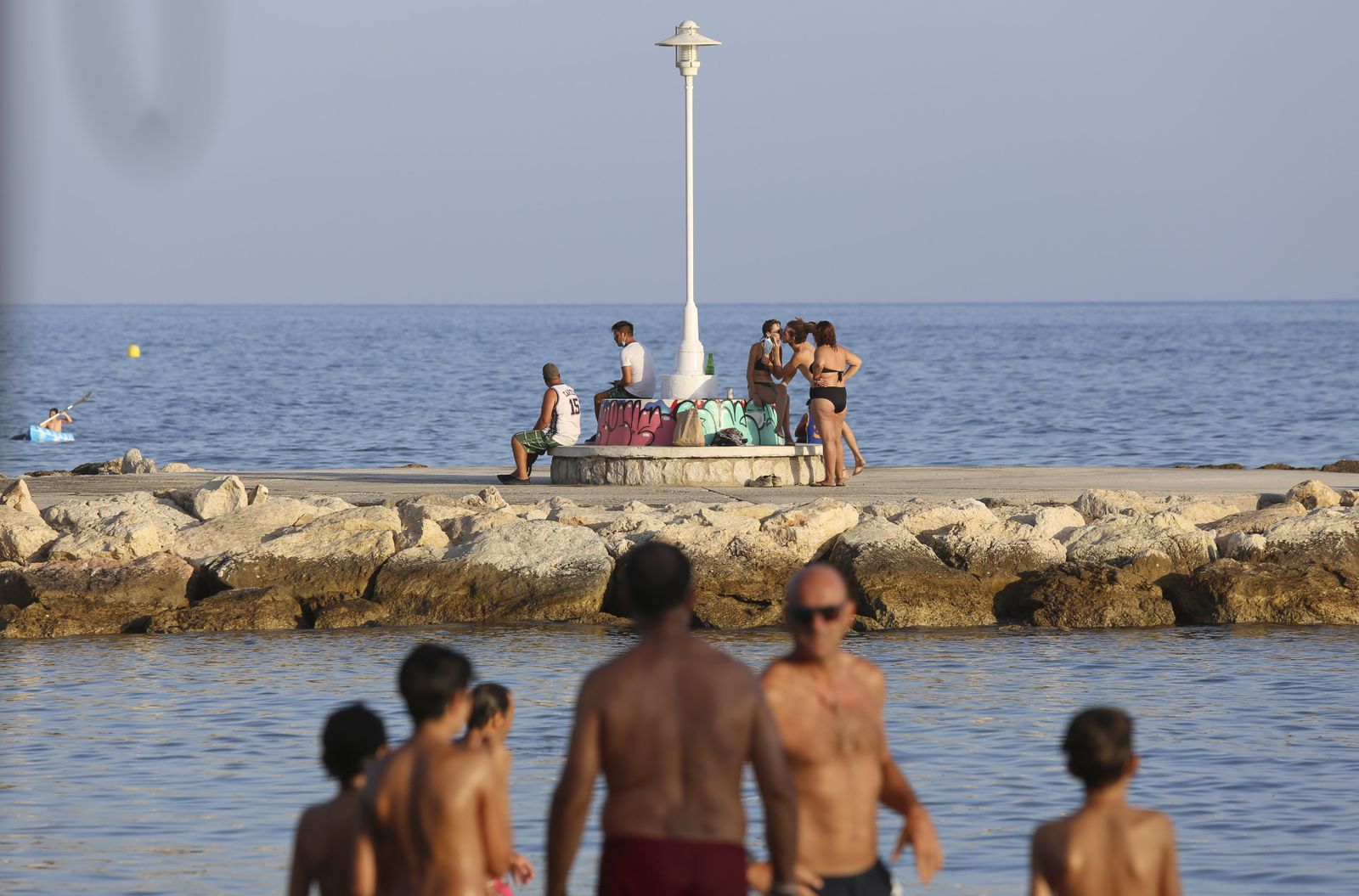 Así se está viviendo el verano del coronavirus en Pedregalejo. Fotos al atardecer