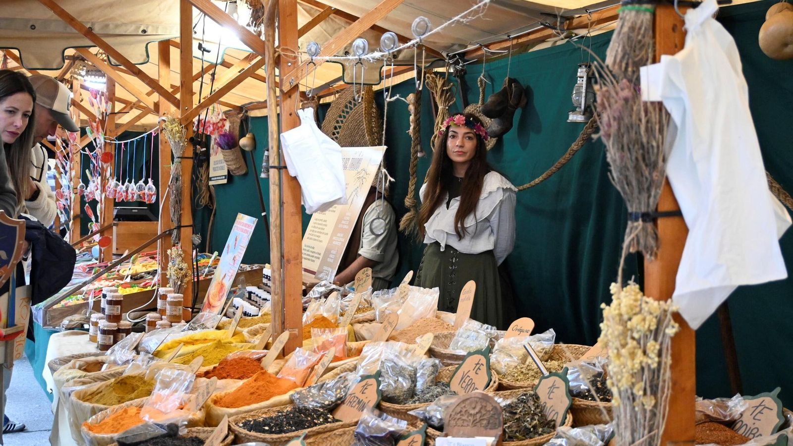 Puesto de especias en la Feria Medieval del Descubrimiento de Palos de la Frontera.