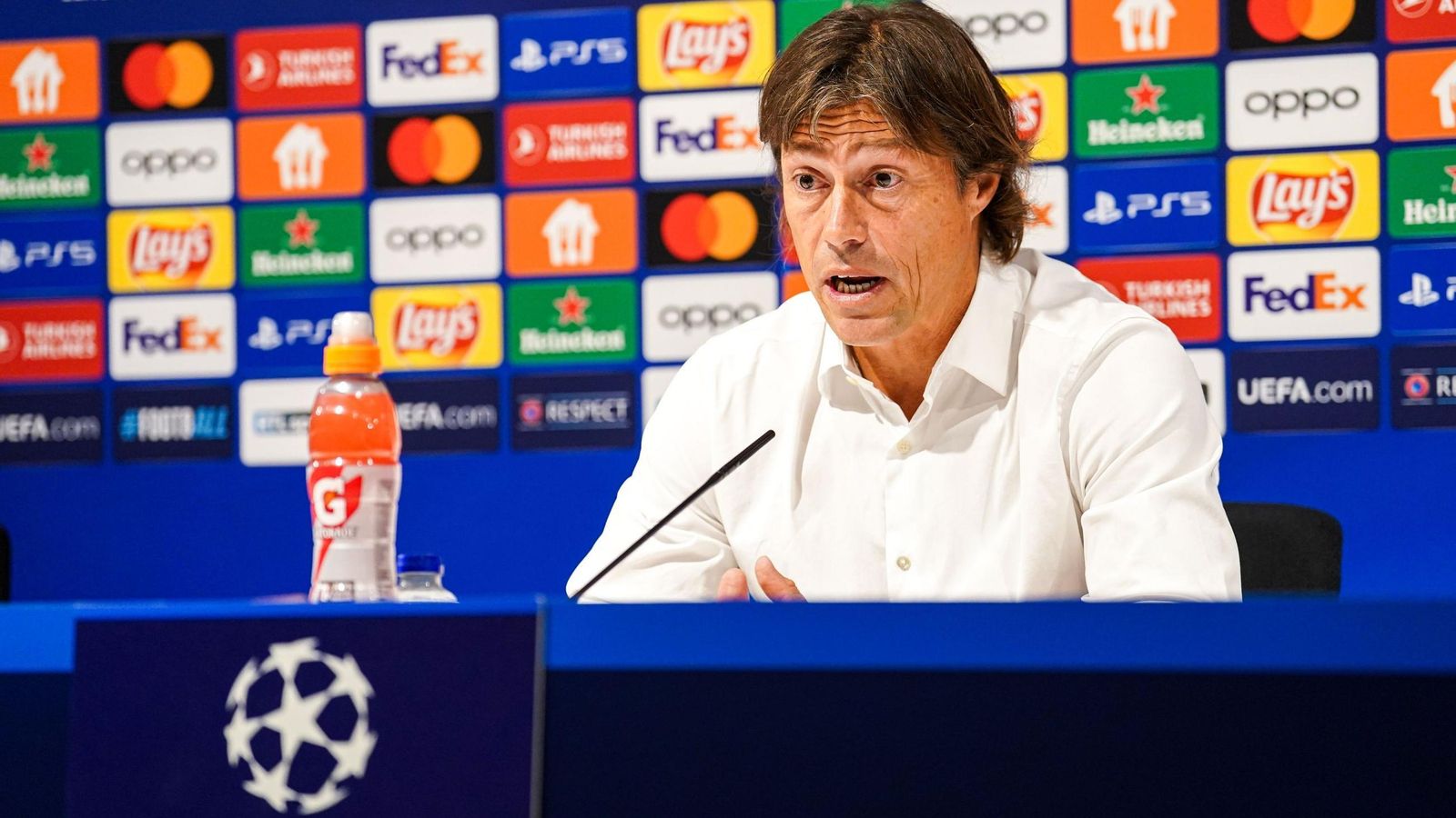 Almeyda, durante una rueda de prensa de Champions con el AEK de Atenas. Almeyda, durante una rueda de prensa de Champions con el AEK de Atenas.