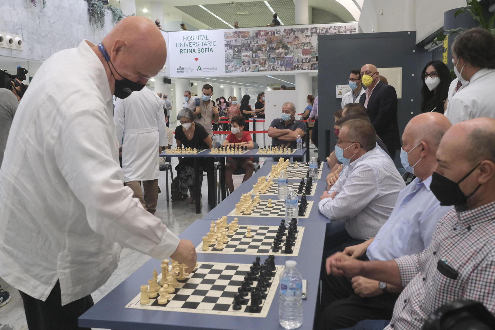 Leontxo García juega al ajedrez en Reina Sofía.