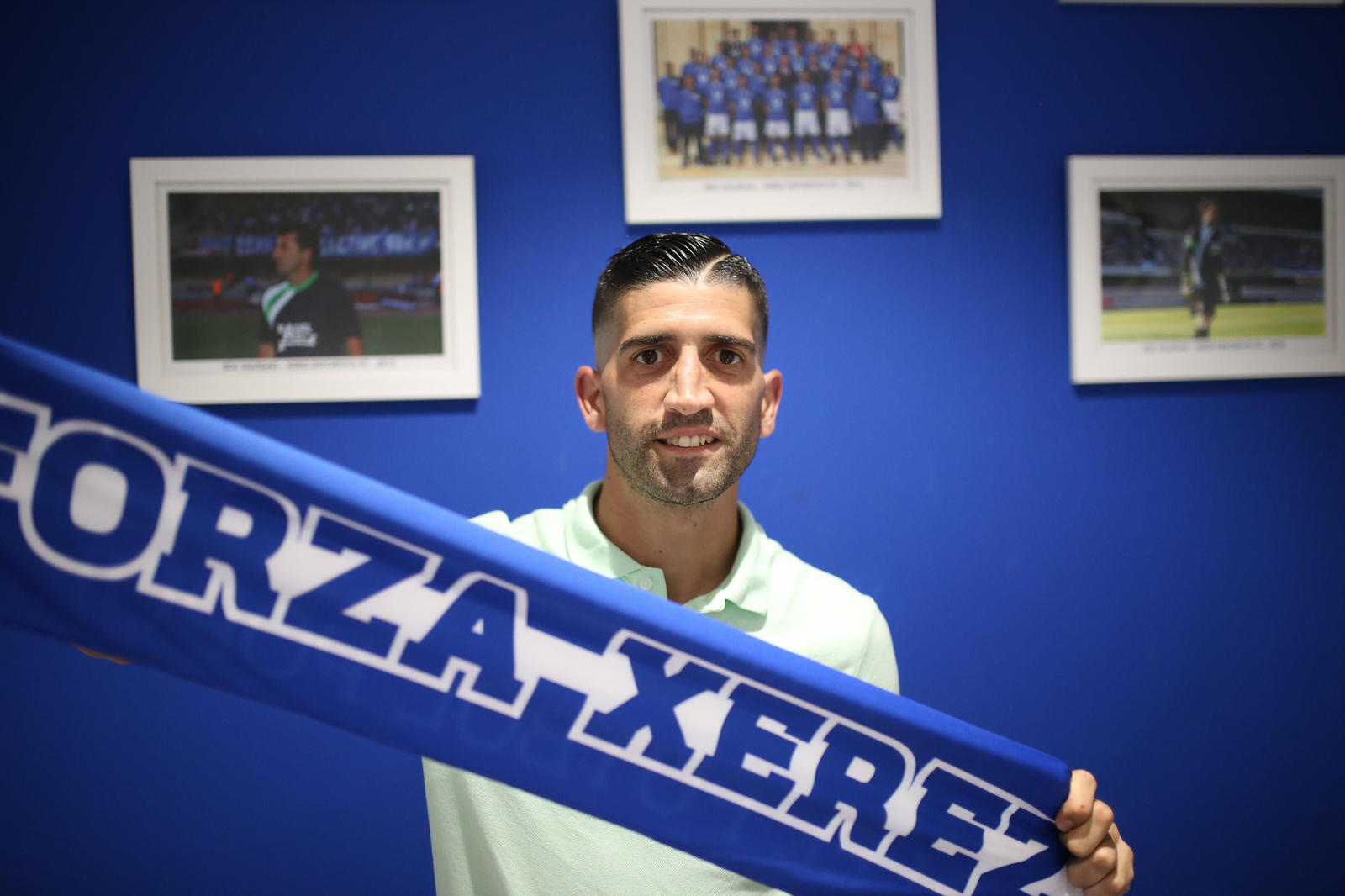 Sergio Narváez posa sonriente con la bufanda de su nuevo equipo.