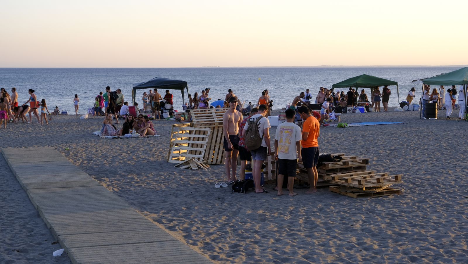 Imágenes de las hogueras de la Noche de San Juan en Almería capital