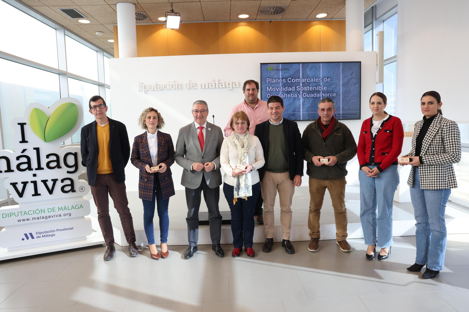 Salado, en la Diputación de Málaga con los alcaldes y alcaldesas de los municipios a los que se ha entregado los planes de movilidad sostenible. Salado, en la Diputación de Málaga con los alcaldes y alcaldesas de los municipios a los que se ha entregado los planes de movilidad sostenible.