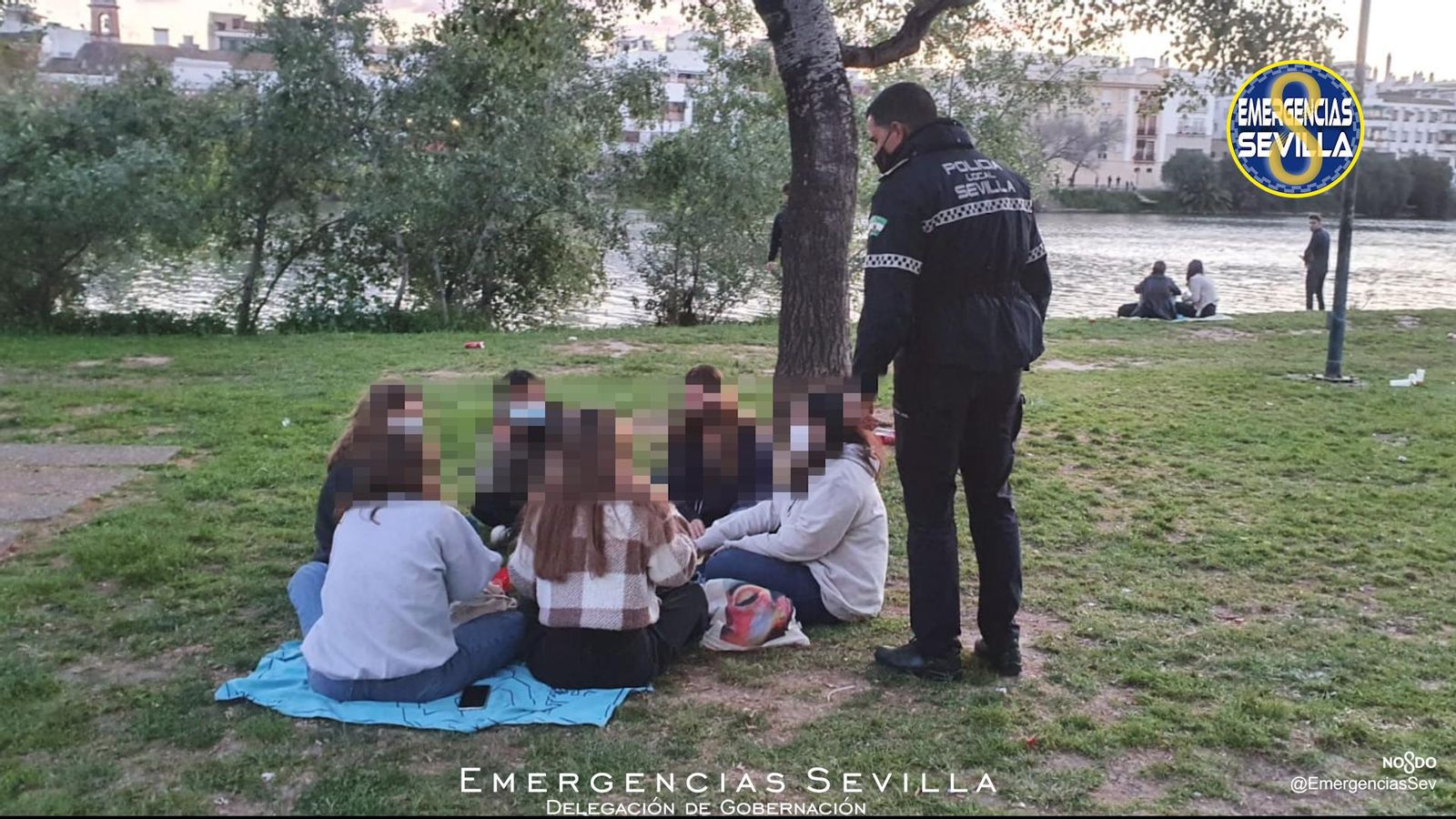Actuación policial en la calle Radio Sevilla, junto al río Guadalquivir.