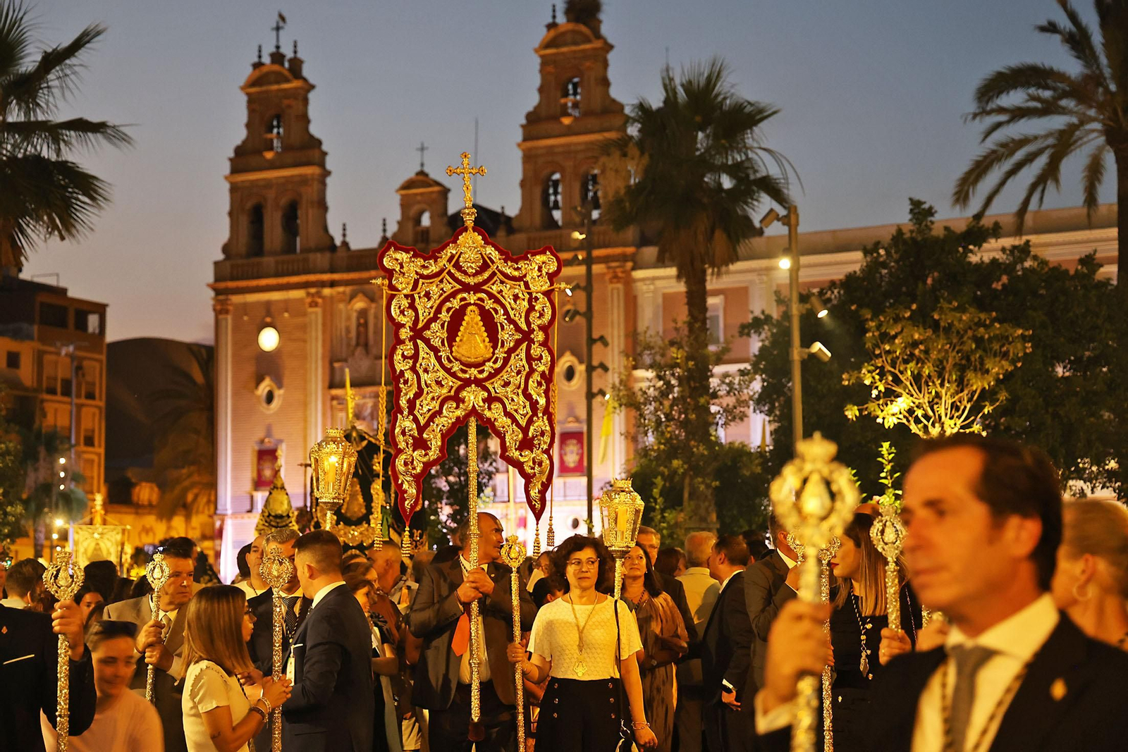 Imágenes del regreso de las hermandades a Emigrantes al finalizar el Rosario Jubilar rociero