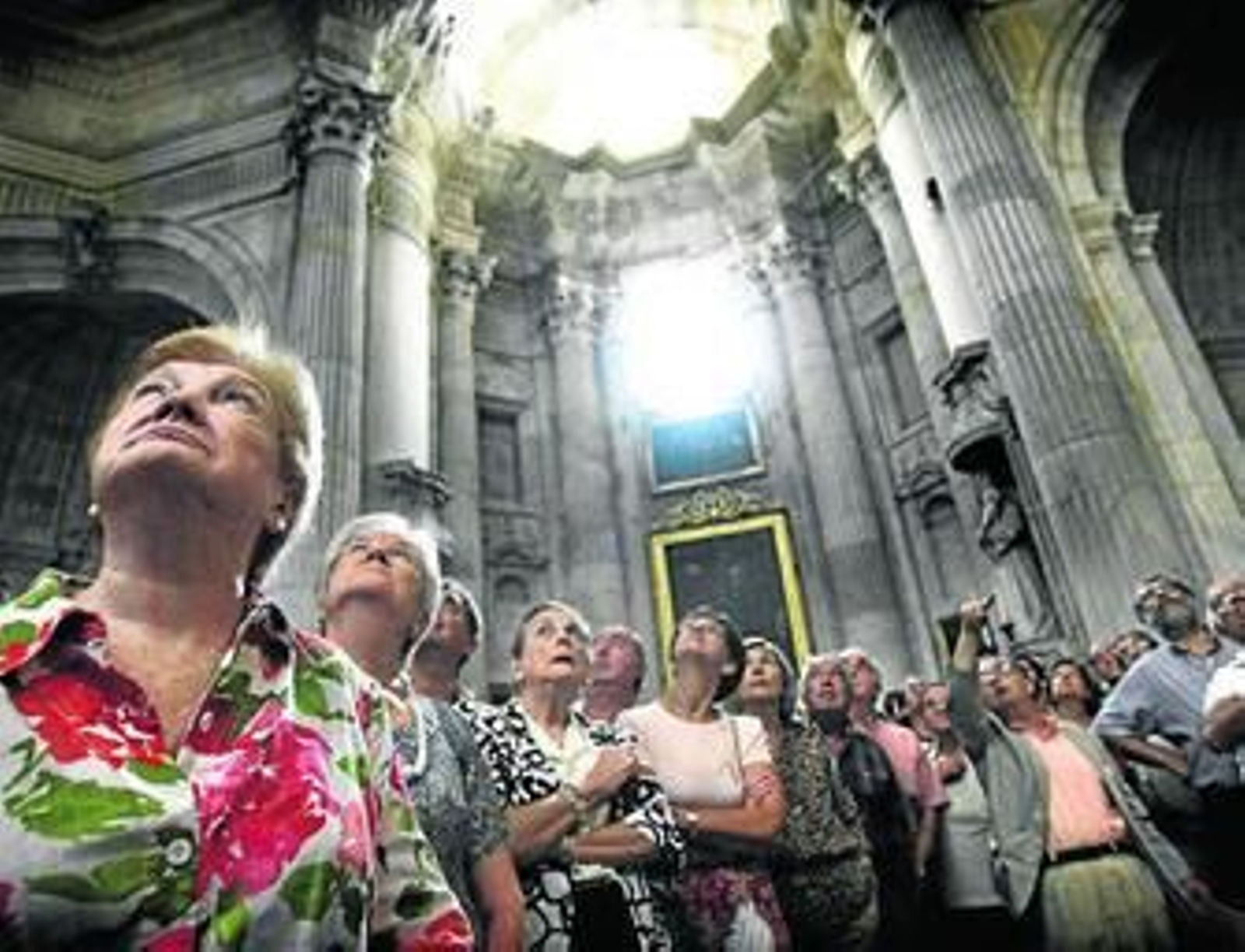 Un grupo de visitantes, en el interior de la Catedral de Cádiz.