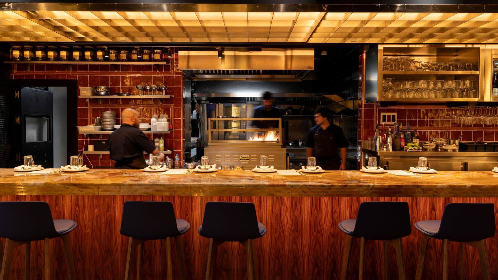 La barra desde la que se puede ver la cocina mientras tapeas