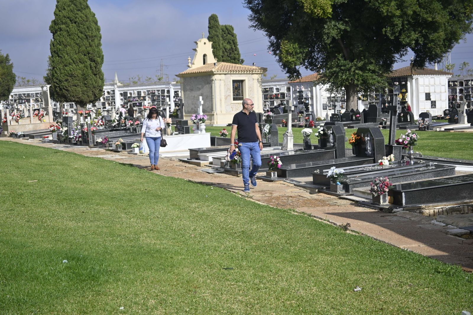 Ambiente en el cementerio de Huelva para el día de todos los Santos.
