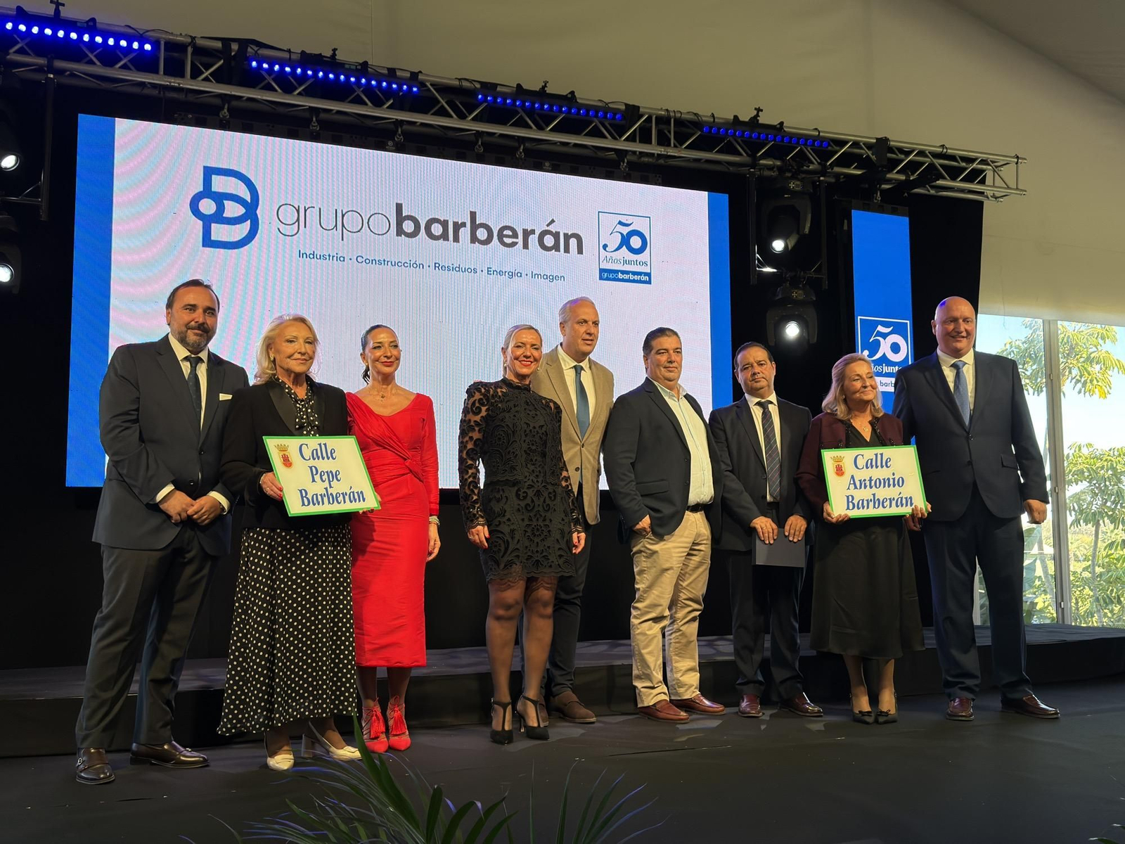 Los directivos del grupo Barberán, junto a sus respectivas madres y el alcalde de San Roque, Juan Carlos Ruiz Boix