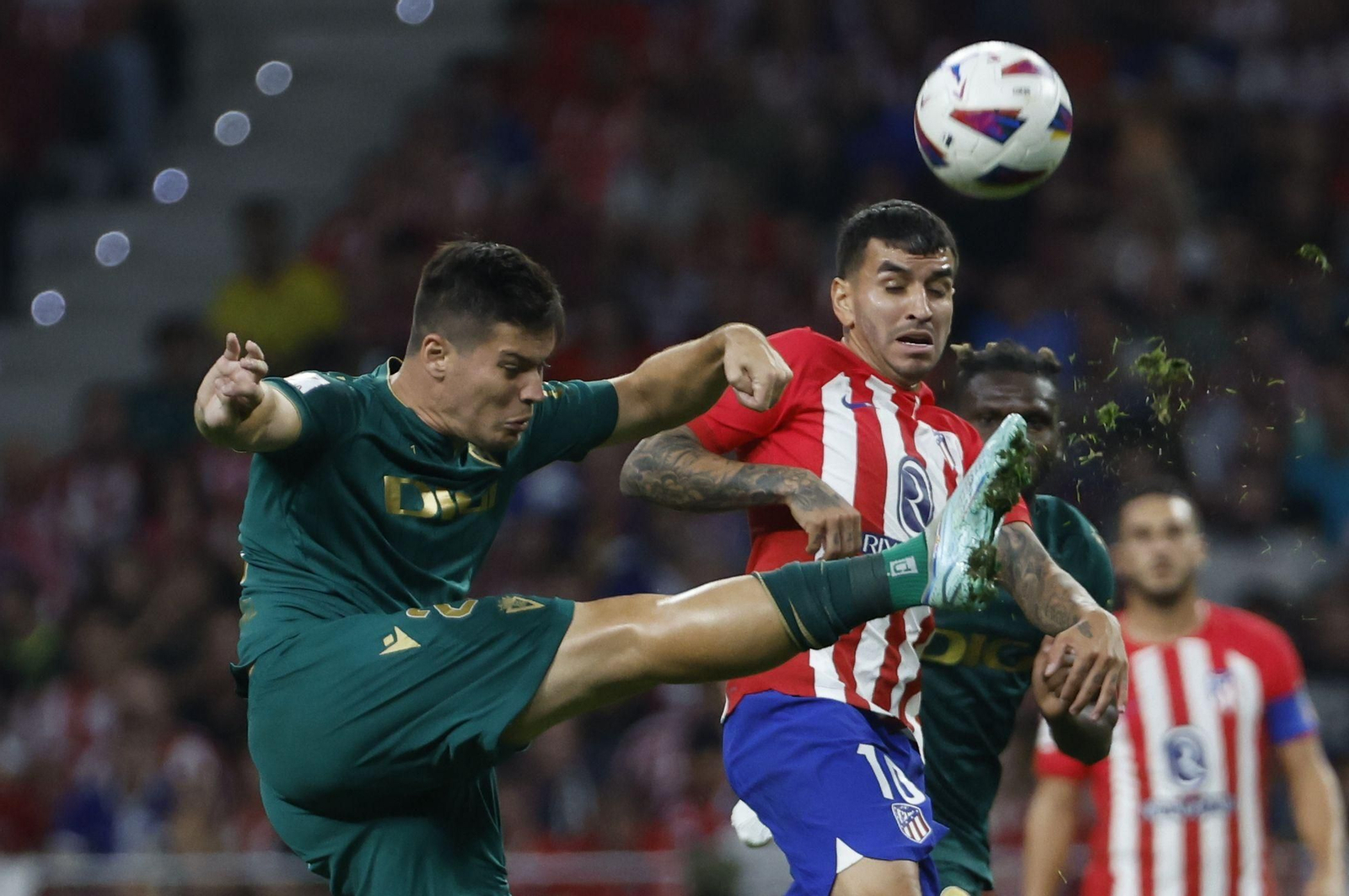Jorge Meré despeja el balón ante el acoso de Correa.